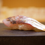 兄弟寿し - ◇釣り鯵（新潟）
      掴めず逃げるかのようなツルツルとした口当たりで、噛みしめると香りが心地よく膨らみ、忍ばせた浅葱と山葵の清涼感が味を締める！
      鮮度の良さが特に際立つ旨さの握り。