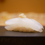 兄弟寿し - ◇アカイカ（新潟）
      踏み込みと馴染みを高める飾り包丁、ねっとりと早期に馴染んで塩と酢橘で旨味を引き出す！ 同時にシャリの美味しさを最大限に感じさせる。