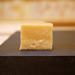 兄弟寿し - ◇玉子
      南蛮えびのすり身を忍ばせて。
      エアリーなタッチと軽い圧だけでスフレのようにエビの香りと甘みを残して魔法のような口どけ。