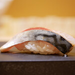兄弟寿し - ◇生鯖（佐渡）
      一度冷凍済みなのを感じさせないトロけるような滑らかな舌触り。軽い圧だけでシャリに馴染んで、ひたすら甘みを膨らませる！
      抜群すぎる手応えの2球目！