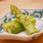 兄弟寿し - 温かな身はサクサクと歯が踏み込んでいき、みずみずしく広がる甘みに表面の塩気が心地よく響かせる。 溢れだす水分量は驚くほどフレッシュに。