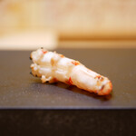 兄弟寿し - ◆車海老の切り落とし 塩焼き
      先ほどの車海老の切端。
      香ばしさを立て小気味よい食感、香りに響く塩気が気の利くお酒の肴に。