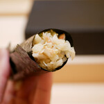 兄弟寿し - ◇毛蟹 手巻き（佐渡）
      こちらは有明の海苔。
      しっかりした食感と旨味で包み込む海苔、毛蟹の風味がふわっと顔を見せ、身の繊維の甘みをシャリと共に膨らむ味わい。ほのかなミソのコクを添えて旨味をプラス。