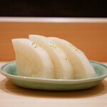 兄弟寿し - ◆大根 漬物
      ザクザクと瑞々しい甘みに酢橘が香る箸休め。