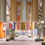 兄弟寿し - 古町七夕まつり
      仙台七夕まつりで使われているくす玉吹き流しと同じ七夕飾り。