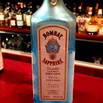 シークレット ドア - スパイスジントニックのベースは、ボトルごとキンキンに冷やされたボンベイ