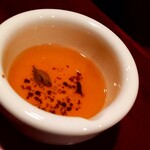 シークレット ドア - スパイスジントニックのベース：カルダモン・クローブ・ブラックペッパーを「ゴリゴリ」してビターズとジンに合わせたもの