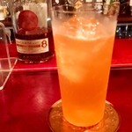 シークレット ドア - １杯目：ダークラム「バカルディ８」にフレッシュのグレフルを合わせたもの