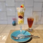 デザートカフェ ハチドリ - メロンとレモングラスのパフェとアイスティー