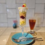 デザートカフェ ハチドリ - メロンとレモングラスのパフェとアイスティー