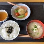 かんべ茶屋 - 料理写真:ご飯と汁物　300円
玉ねぎの丸煮そぼろあんかけ　200円