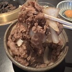 肉工房 初栄 - 箸で持ち上げても凄いボリュームです。