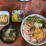 花房 - 古事記丼ウニ入り　2400円
      　ご飯大盛り　150円