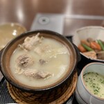 新三浦 - 水炊きのスープには、ご飯と一緒に、残さず食べました。食べ方教えてくれて、味変して満足！