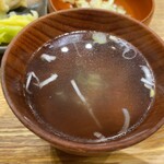 肉汁餃子のダンダダン - スープがついてきます。