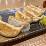 肉汁餃子のダンダダン - 大ぶりな焼き餃子