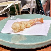 江戸前晋作 - 車海老 一本目
                これですよこれ！
                一本目は中心際までの火入れ、割としっかりとした揚げ感はありますが中心はレアに、ひを入れた車海老はほんと甘いです♪
                最初は何も付けず、次は塩でいただきました。