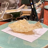 江戸前晋作 - 富津 鱚
                  程良く脱水されふっくらとした身の揚がり、淡白な中にも旨味が凝縮されています。
                  やはり鱚は江戸前、天ぷらには欠かせない天種だと思います！
                  最初は塩で、次からは大根おろしたっぷりの天つゆです♪