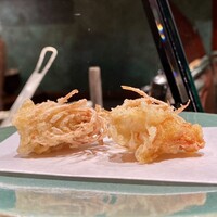 江戸前晋作 - 車海老 頭
                西村さんの揚げる頭は、身が残り食べ応えがあるのが特徴的です。
                脚だけのお店もありますからね。
                個人的には食べ応えがある西村さんの頭が、絶対に美味しいと思っています！
                カラッとして美味しい♪
