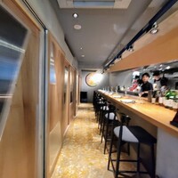 malca - カウンター席、個室もあるよう、一番奥に案内された