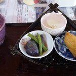 そば家やまき - 前菜三種 茄子といんげんの煮浸し 蕎麦稲荷 蕎麦豆腐