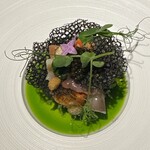 ラ・ヴァガボンド - 閖上産赤貝　北海道さん北寄貝　三河産鳥貝　黒豆と薄いエンドウのサラダ　イカ墨チップ　キャビア　イタリアンパセリと九条ネギのオイルソース