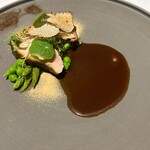 ラ・ヴァガボンド - ほろほろ鳥　もも　胸　炭火焼き　アスパラソバージュ　エシレット　サマートリュフ　ナスタチウム　スナップエンドウ