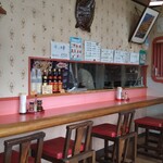 香港苑 - 店内はカウンターと小上がり席。奥に座敷あり。