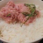 Mekikinoginji - 目利きの銀次 八丁堀駅前店 たっぷりのネギトロ on the rice ！