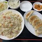 餃子太郎 - 炒飯　味★★★☆☆ CP3.3（夜だと780円として）
            具材は、ハム・玉子・ニンジン・ネギといった、ドシンプルな炒飯です。