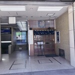 Boku To Udon To Katsuo Dashi - 店の外観　※地下鉄から、地上へ出てすぐ！の場所にあります