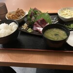 個室居酒屋 酒蔵 季 - カツオとブリ刺身定食、鳥唐揚げ、サラダつき