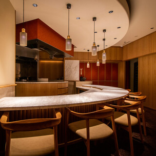 Enjoy the cooking scenery from the impressive arc-shaped counter seats.