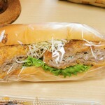 華まる笑店 あずまや - コッペパン・常陸牛メンチカツ(税込￥320)画像②