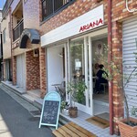 ARIANA COFFEE - お店の外観、新丸子駅近くの路地にあります。