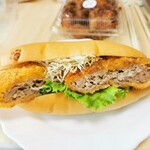 華まる笑店 あずまや - コッペパン・常陸牛メンチカツ(税込￥320)画像①