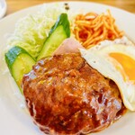 喫茶店 ピノキオ - 特製ハンバーグと目玉焼きプレート　寄り