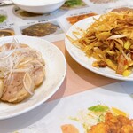 上海菜館 - 鶏肉の老酒漬け（左）と、ネギチャーシュー（右）
