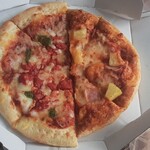 ピザハット - 左がピザハット