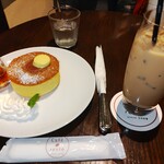 カフェレスト - スフレパンケーキ(メープルバター)    アイスカフェモカ