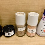 とんかつ檍 - 塩の方はこだわりのお塩があります