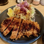 とんかつ檍 - 私はソース派　ソースをたっぷりと