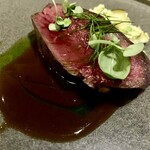 KUFUKU± - 蝦夷鹿・桜島小みかん　ジン　苗目バジル・蝦夷鹿の赤身は低温にてグリル後、アロゼにて仕上げる。ジンを使用したほろ苦ソースが鹿の臭みを打ち消して旨味を引き出している