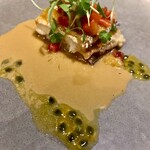 KUFUKU± - 太刀魚・トムヤムクン　パッションフルーツ　かんずり・皮目は香ばしく身はふっくらと焼いた太刀魚にトムヤムクンの酸味、パッションフルーツの甘味と酸味、発酵したかんずりの辛味がマリアージュ。