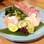 地下だけど入ったら雰囲気が良くて料理人がしっかり食事を作ってお酒もたくさんあって楽しいお店。ごんべえ - 