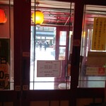 Mim Min - お店を右に出るとすぐ、中野ブロードウェイ。