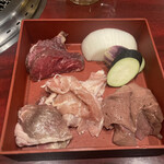 焼肉 肉ノ助 トーキョー - お通し的な小箱。コレを食ってから、好きな物ヤッてくれや！