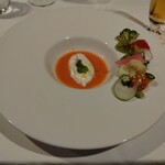 リストランテ大澤 - Antipasto：ブッラータチーズを浮かべたフルーツトマトの冷静スープ　旬の野菜を添えて…