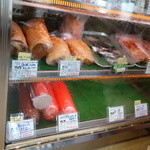 メツゲライ・トキワ - 中段がハム、下段が大きなソーセージ