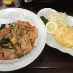 新華苑 - 本日の日替わり、キムチ丼エビ入り玉子焼き。